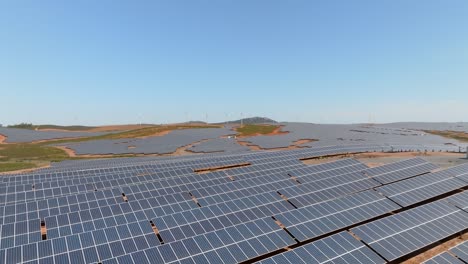 Vista-Aérea-Panorámica-De-La-Extensa-Granja-De-Paneles-Solares-A-Lo-Largo-De-La-Ladera,-Espacio-Para-Texto