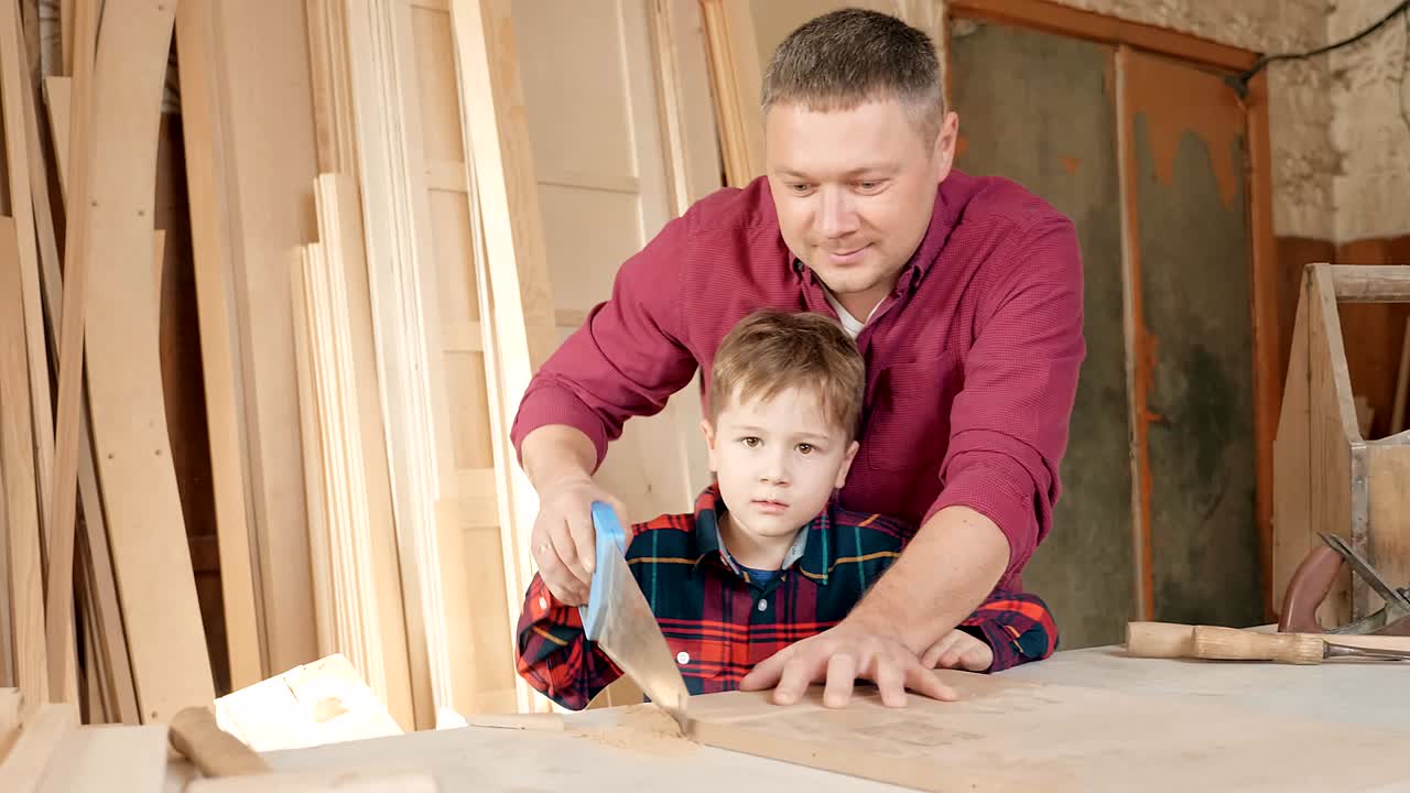 familia, carpintería, madera y concepto de la gente. el padre enseña a su hijo carpentería.