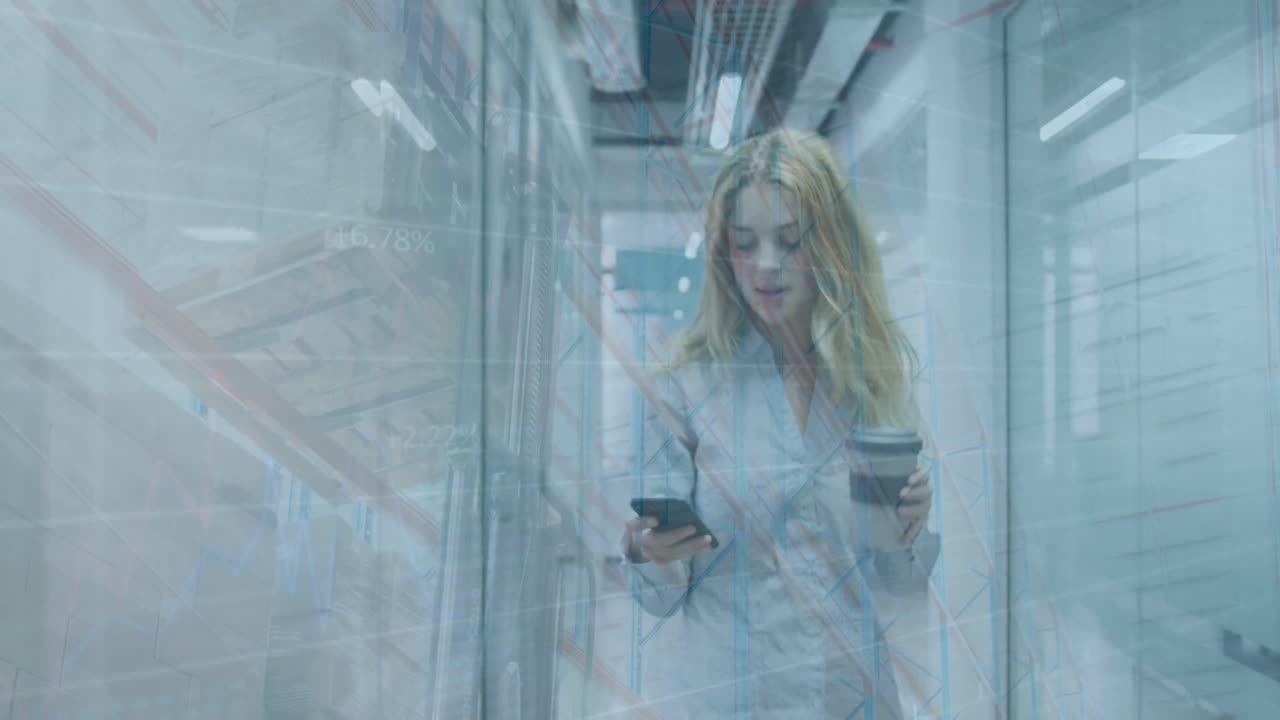 анимация обработки данных над кавказской бизнесменкой с кофе в офисе