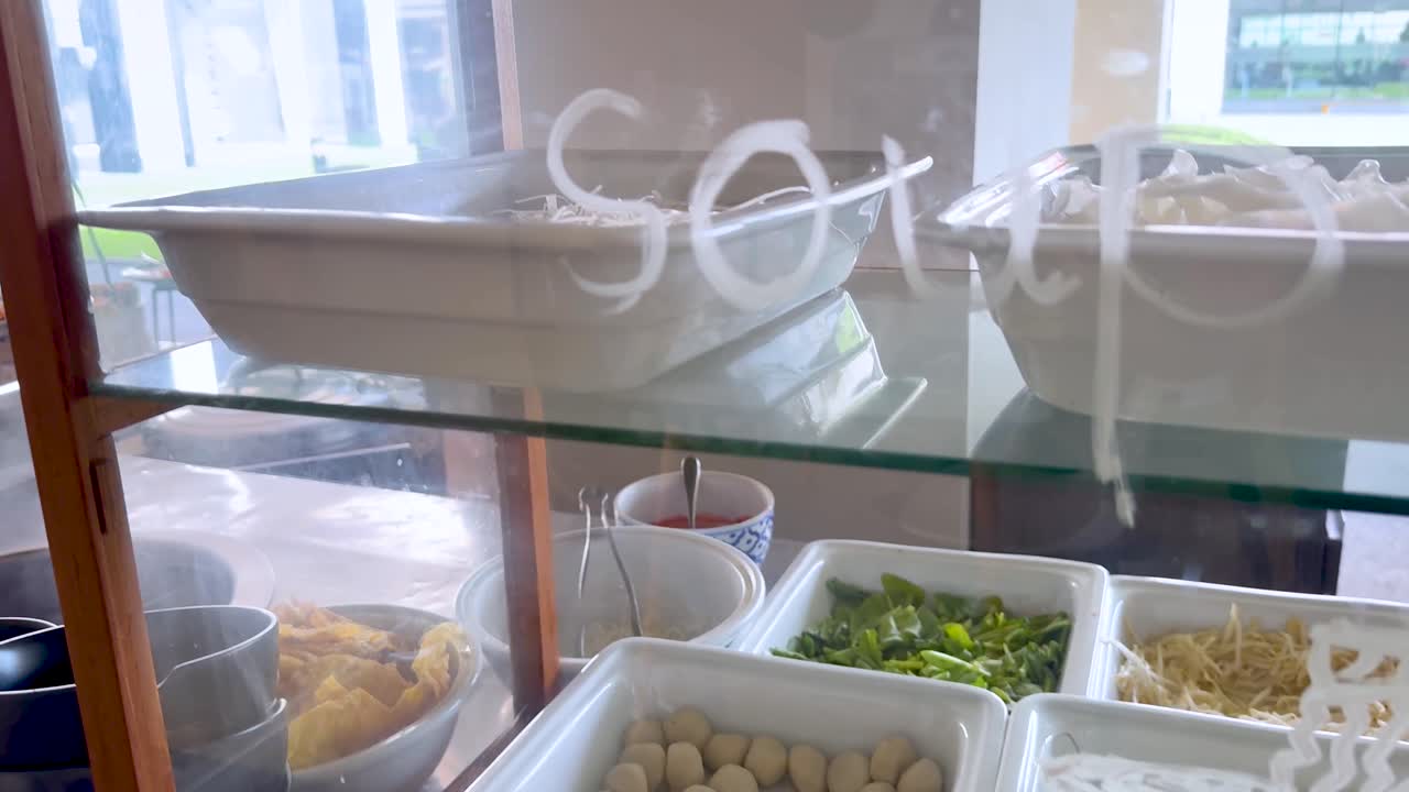 방 의 음식 상점 에서 누들 을 준비 하고 있다