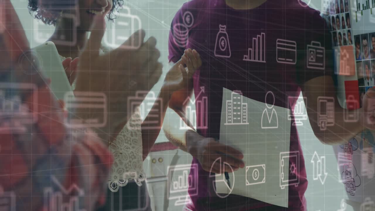 animación del procesamiento de datos financieros e íconos sobre diversas personas de negocios que trabajan en la oficina.