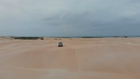 los coches están conduciendo en las dunas cerca de geraldton australia occidental, aérea