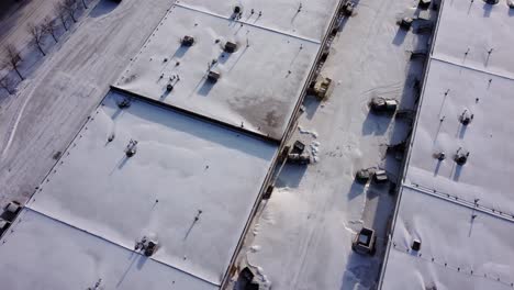 oficinas y almacenes cubiertos de nieve, vistos desde arriba