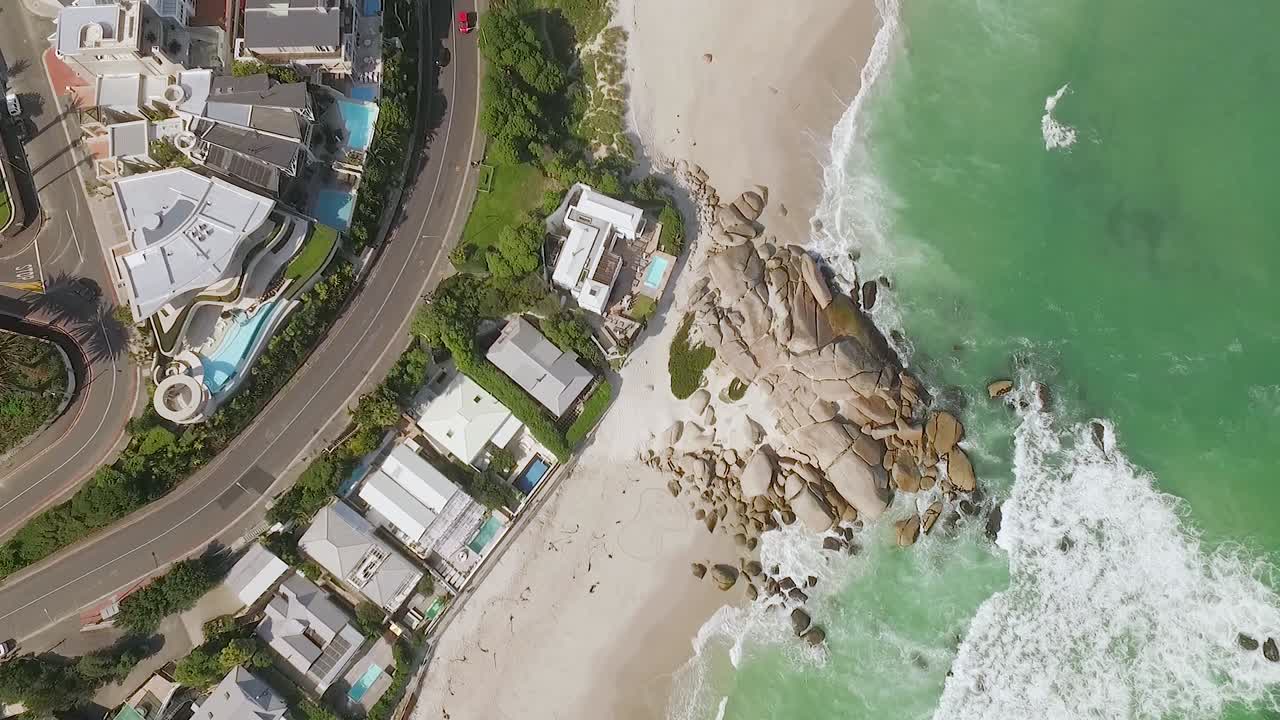 조감도는 케이프 타운 남아프리카 1의 캠프 베이 해변에서 운전하는 자동차를 보여줍니다.