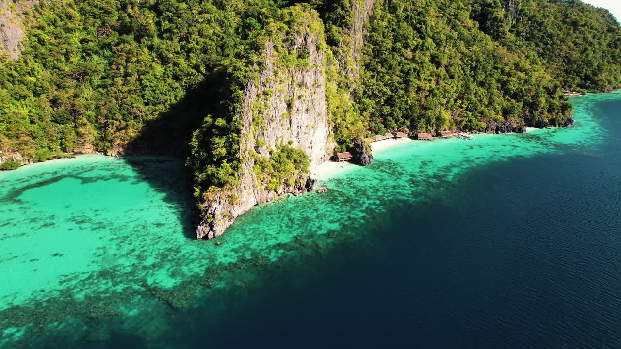 Vista aerea 4k con drone della Spiaggia 91 a Coron, Palawan, Filippine