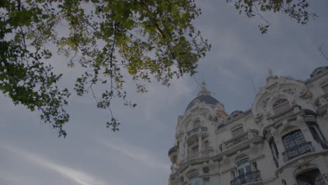 hermosa arquitectura y naturaleza en madrid