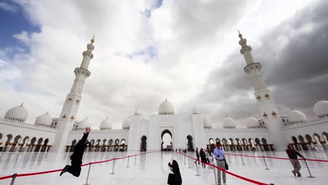 día nublado abu dhabi mezquita mundialmente famosa dentro de la sala 4k lapso de tiempo emiratos árabes unidos