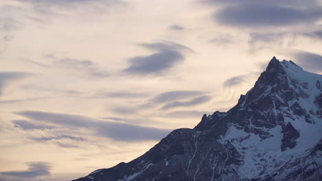 Wolken-Der-Goldenen-Stunde-Rollen-Neben-Punta-Bariloche-Vorbei