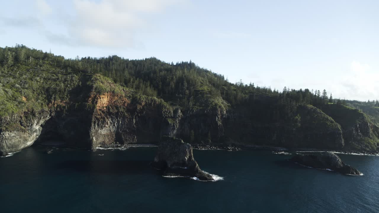 antena 4k - isla norfolk, australia órbita amplia lenta alrededor de la increíble formación rocosa dji inspire 2