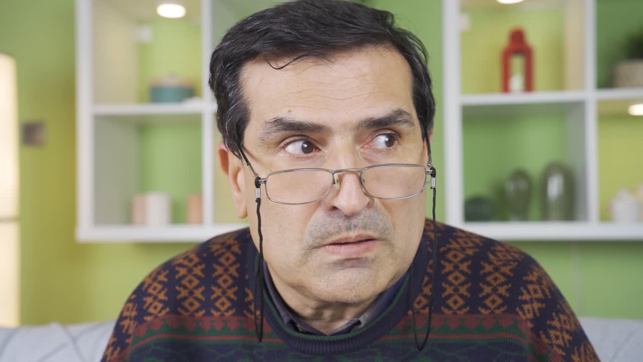 el viejo tiene miedo, sospecha, pánico.