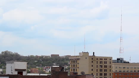 Edificios-De-La-Zona-Alta-Y-Torres-De-Radio-En-La-Ladera