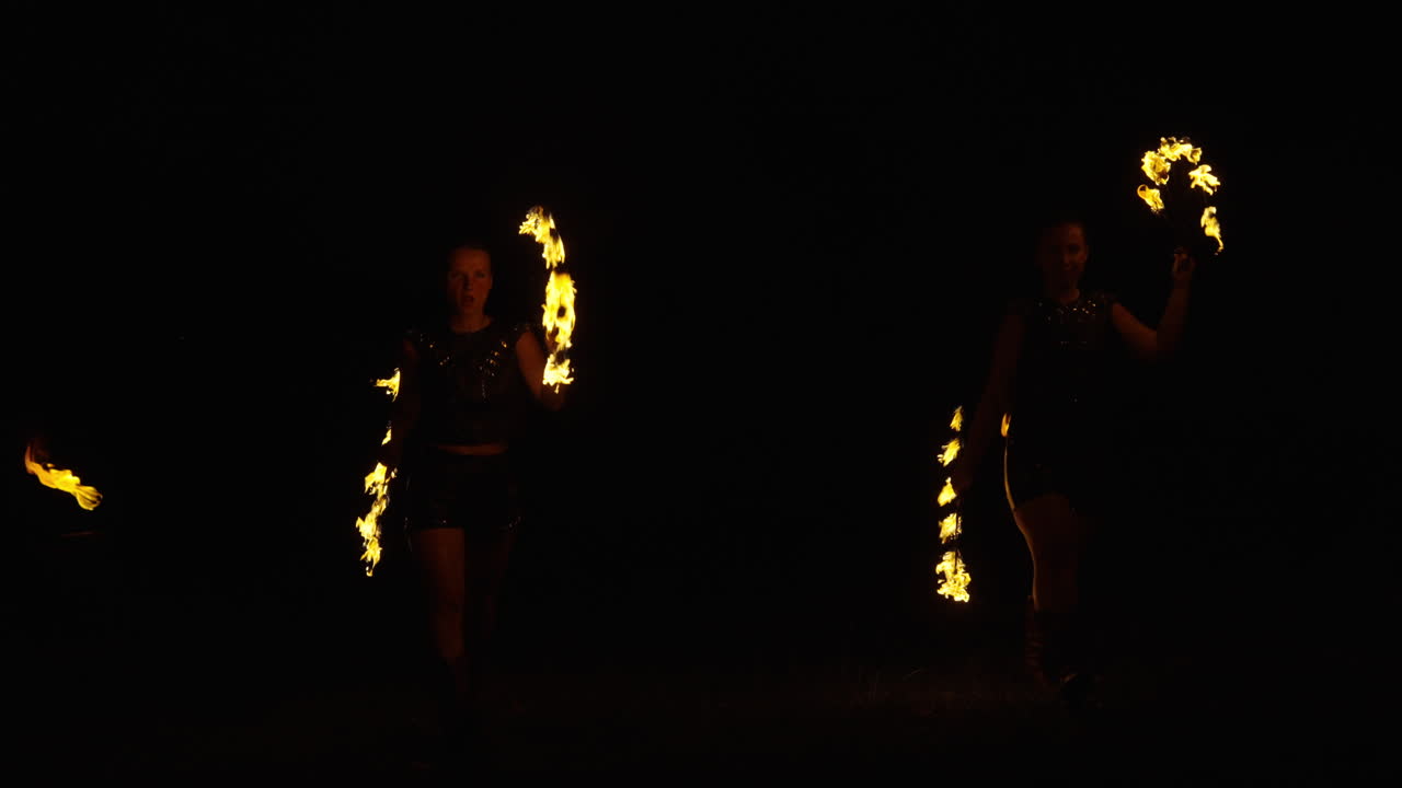 actuación de fuego poi por la noche