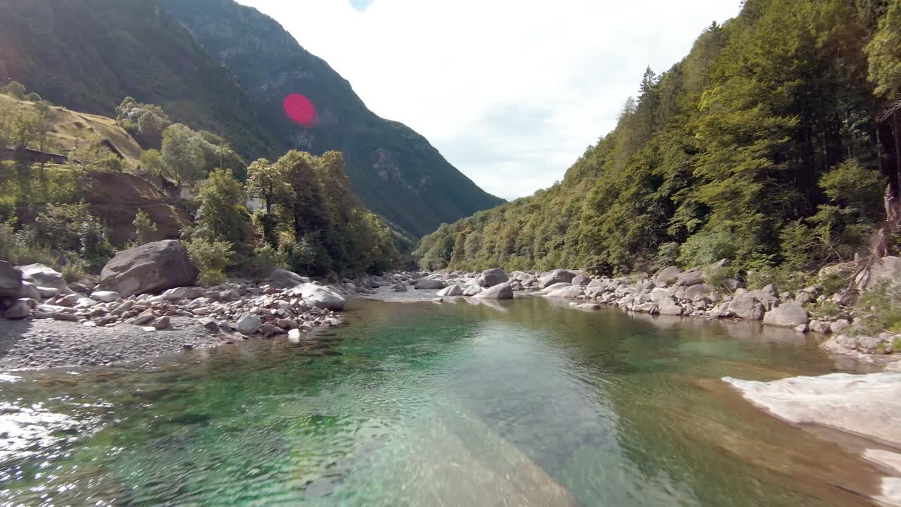 강을 따라 스위스의 lavertezzo까지 fpv 공중 드론 영상