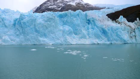 secuencia de video lenta del glaciar perito moreno en argentina desde un bote