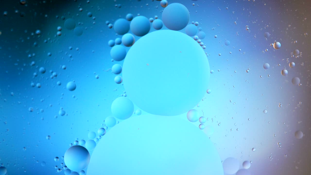 estructura fantástica de burbujas coloridas. movimiento caótico. pintura abstractamente colorida. vista superior. movimiento de burbuja en el líquido. superficie de aceite fondo multicolor. macro