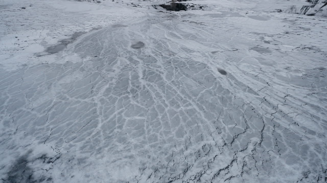 노르웨이의 geirangerfjord을 통해 겨울 보트 여행의 영상, 주변 눈 인 산에서 물 속의 얼음의 놀라운 풍경을 포착