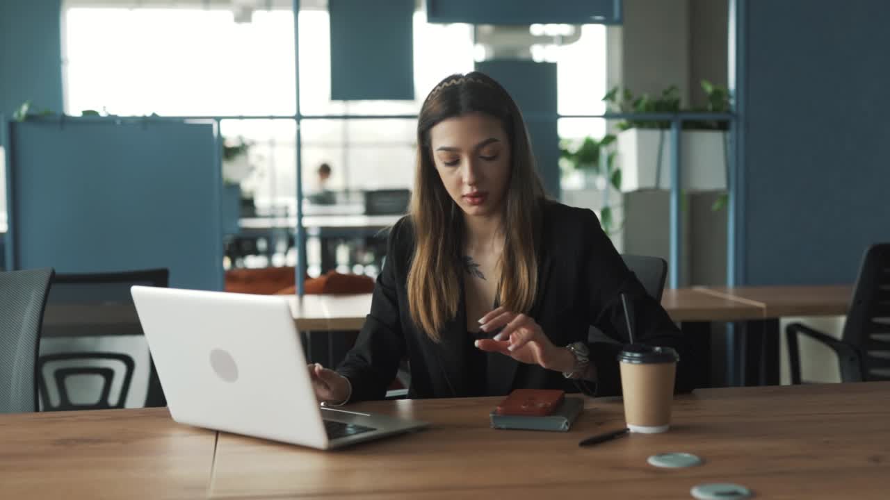 una joven bonita hizo un mensaje alegre en su teléfono inteligente y comenzó a sonreír y regocijarse