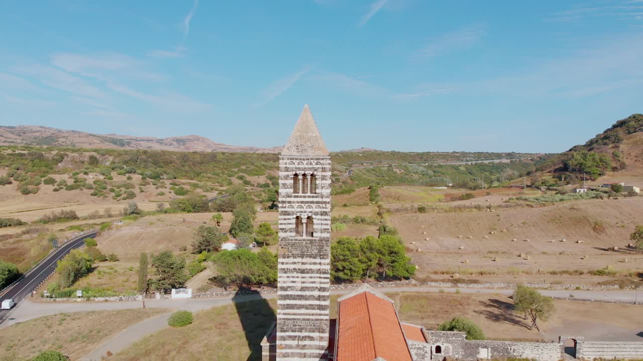Ripresa aerea con drone che mostra una vista completa della Chiesa di Saccargia.