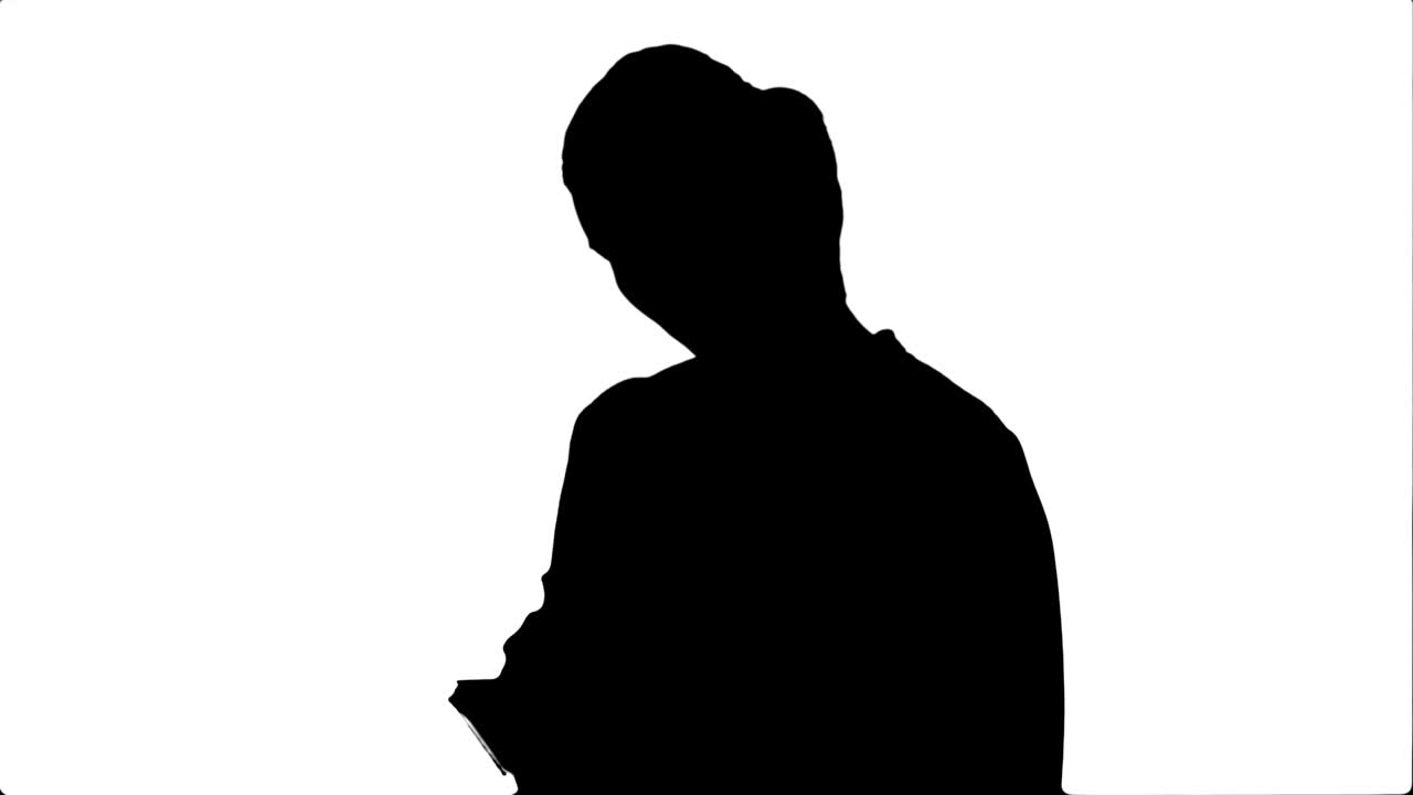 실루 젊은 사업가 여성 아이디어를 발명, 노트북에 아래로 쓰기