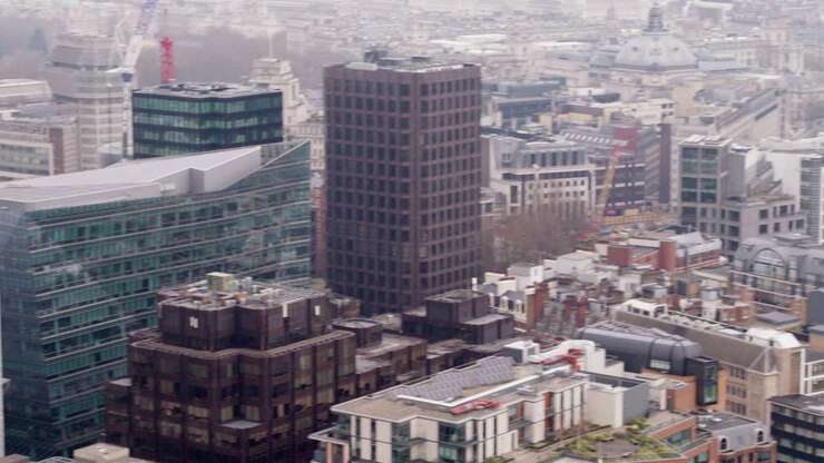 Esta imagem mostra uma vista panorâmica de Londres com contornos claros dos monumentos históricos mais amados, cercados por uma atmosfera misteriosa e nebulosa