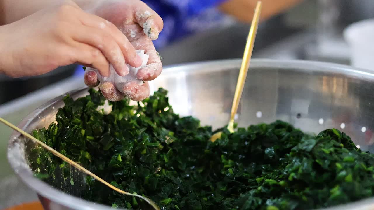 lavarse las manos y exprimir espinacas frescas