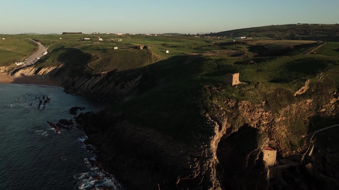 Gamle ruiner og majestætisk kystlinje i Spanien ved solnedgang, luftfoto.