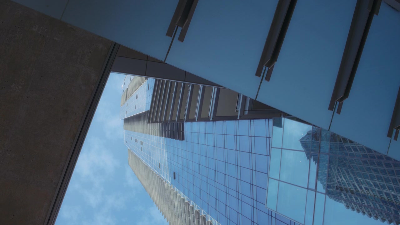 Edificios altos que se elevan hacia el cielo