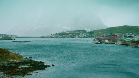 reine, lofoten, noruega en un día ventoso
