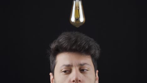 una lámpara se enciende sobre la cabeza del hombre que tiene una idea. para generar ideas.