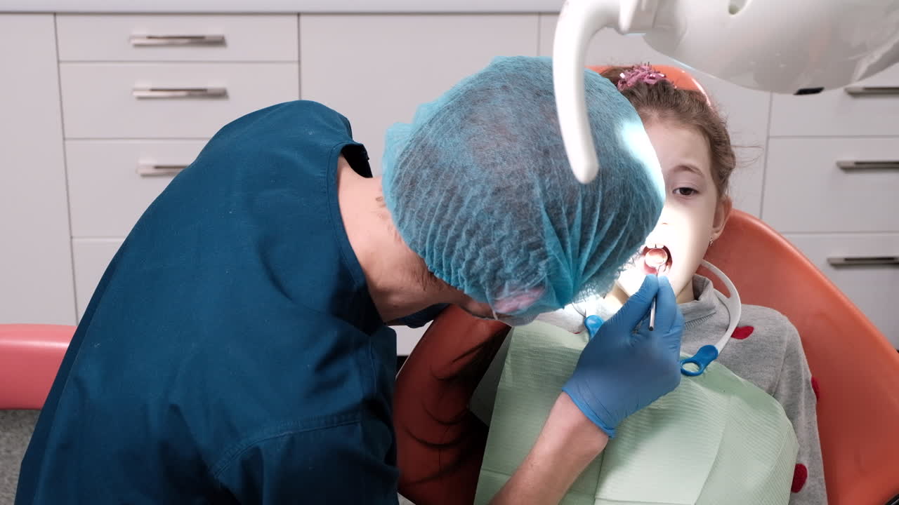 Médico en la consulta del dentista con un niño paciente en la revisión