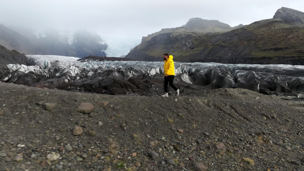 hombre caminando por el glaciar svinafellsjokull en islandia