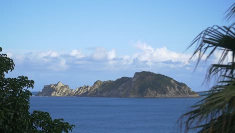 pequeña isla montañosa