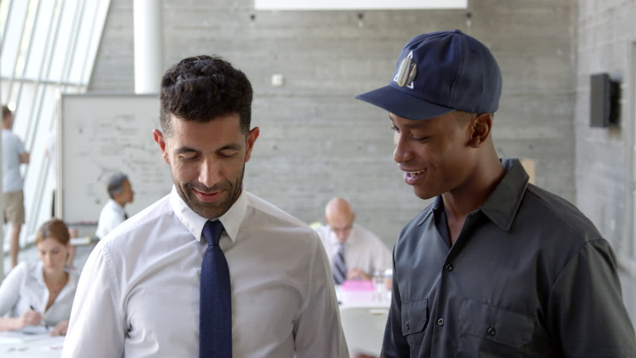 mensajero entregando un paquete a un hombre de negocios disparado en r3d