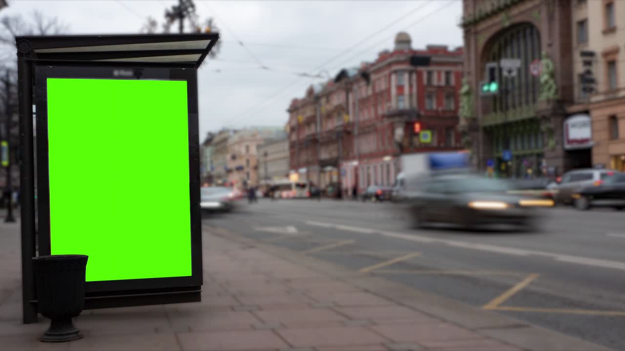 Cartellone pubblicitario con green screen per le strade di una città europea. Timelapse