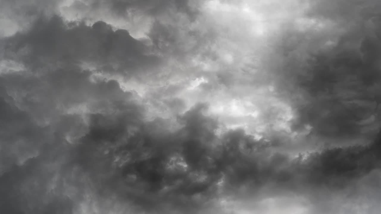 hacia las nubes grises oscuras dentro de la tormenta