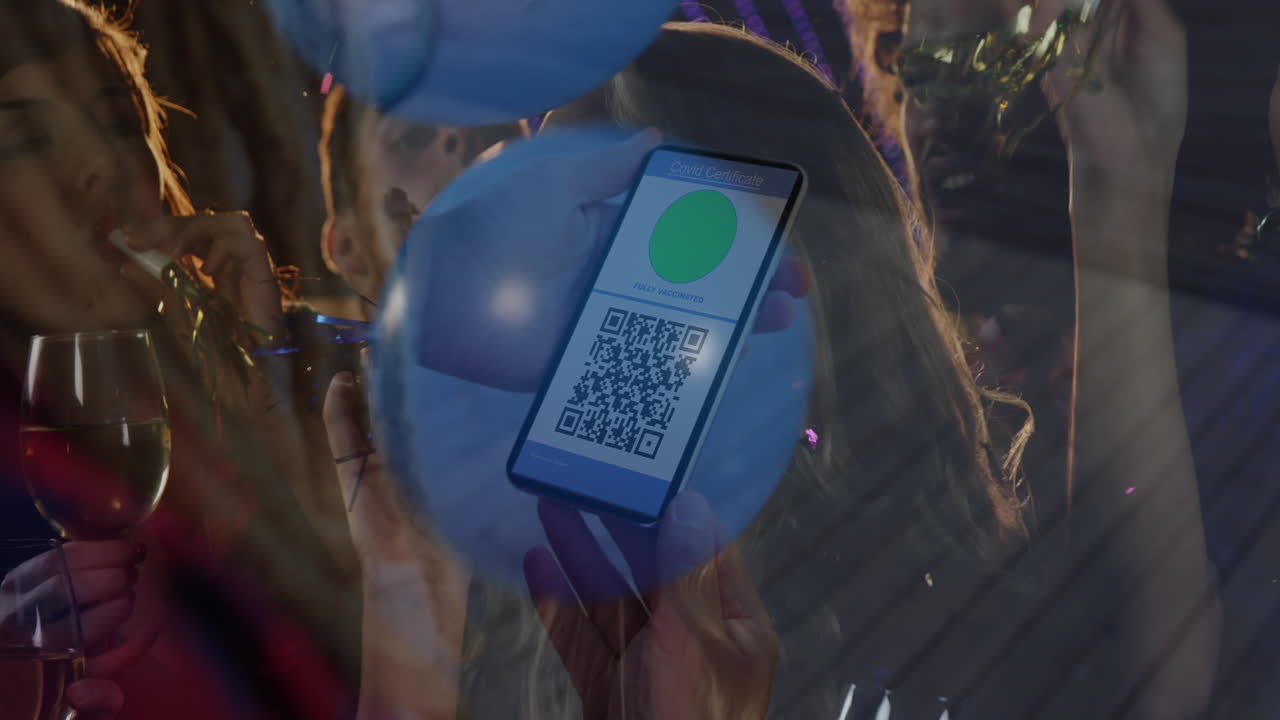 animación de un hombre con un teléfono inteligente con pasaporte de vacunación contra la covid-19 sobre personas que se divierten