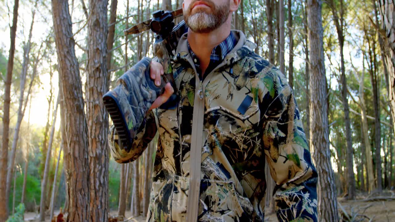 숲에서 활과 화살을 들고  ⁇ 고 있는 남자 4k