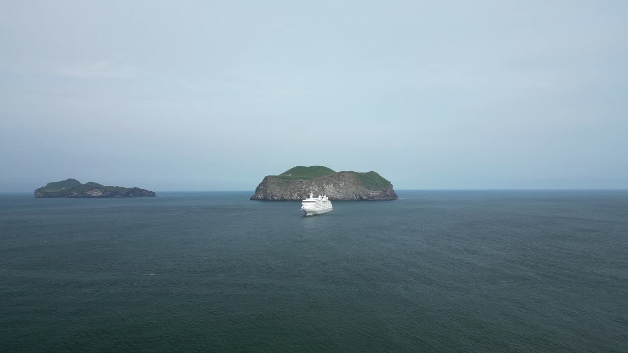 따뜻한 날에 크루즈 선박을 타고 남 아이슬란드를 돌아다니며 가장 먼 섬을 탐험합니다.