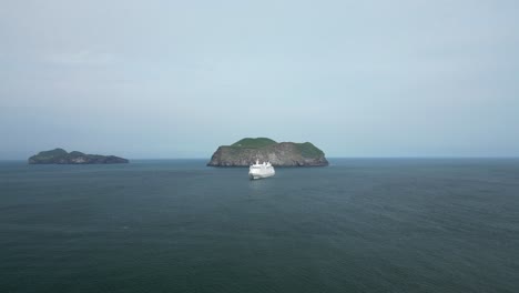 Navegando-En-Un-Crucero-En-Un-Día-Cálido-Por-El-Sur-De-Islandia,-Explore-La-Isla-Más-Remota