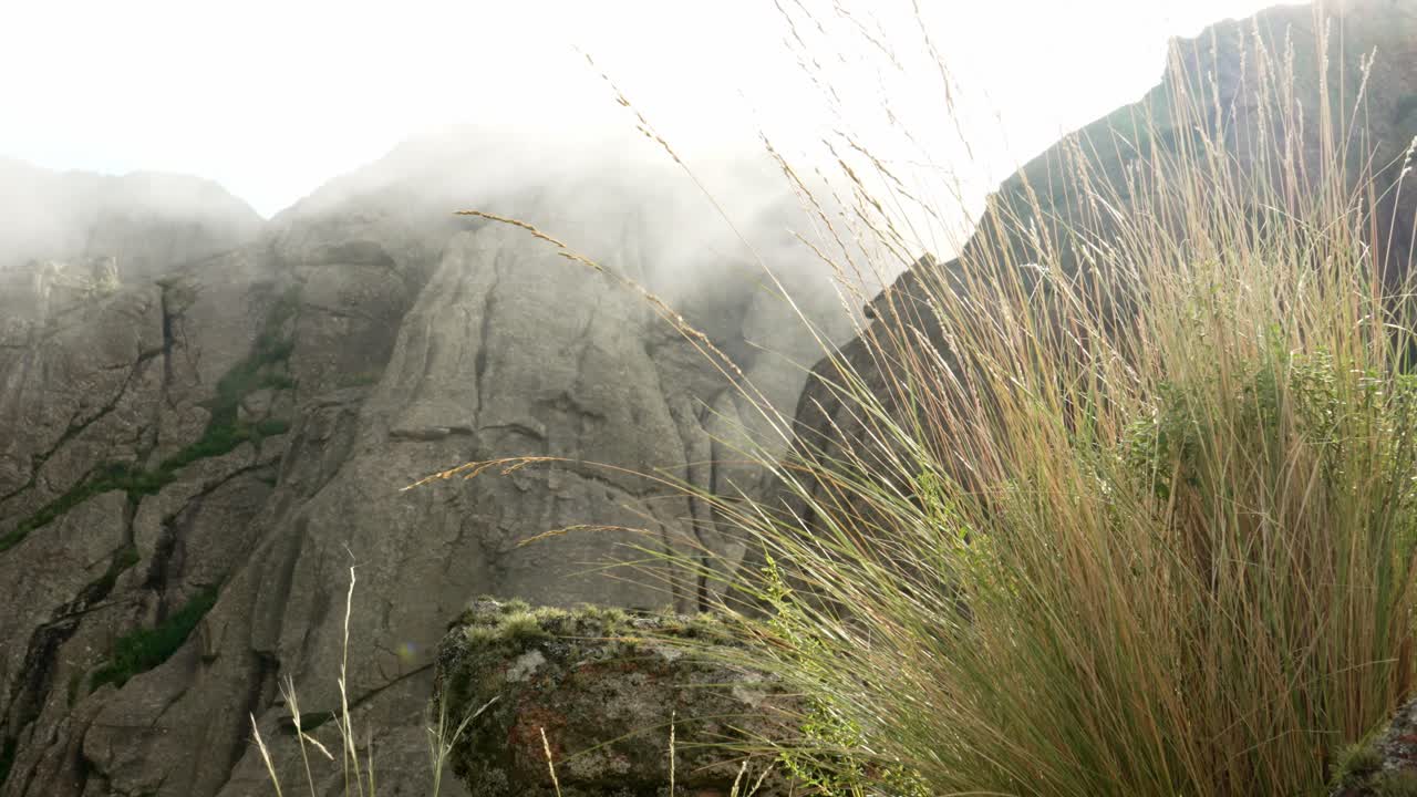 폭풍이 오기 전에 큰 벽 근처에서 빠르게 움직이는 구름의 멋진 전망