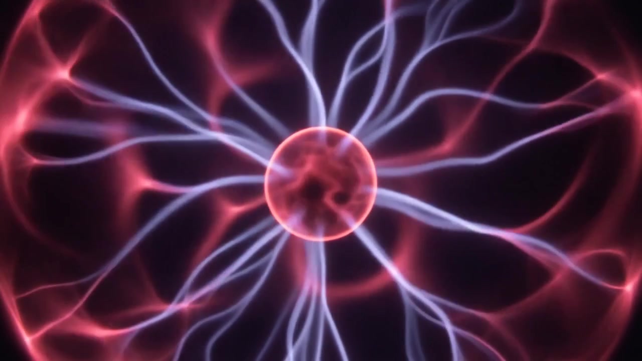 Primo piano di una sfera al plasma con filamenti elettrici luminosi