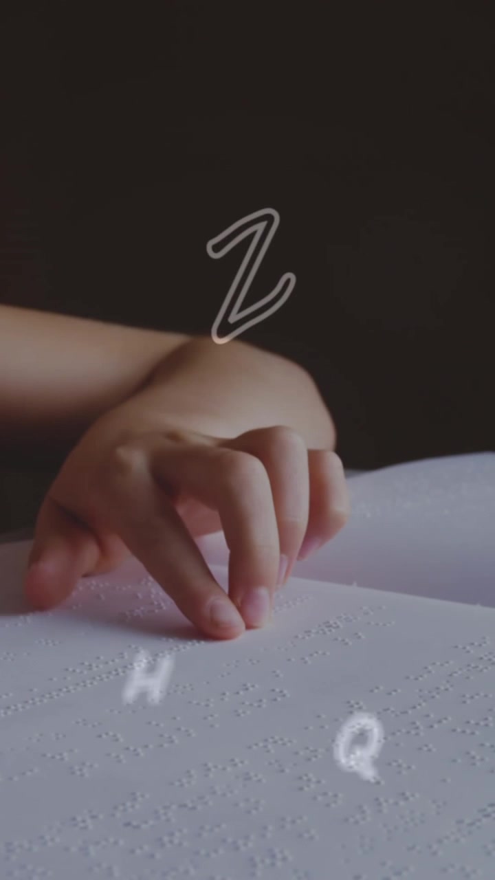 Una ragazza sta leggendo un libro in Braille in un'aula