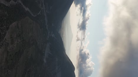 vista aérea vertical sobre el sombreado valle de las montañas albanesas, fondo de cielo brillante