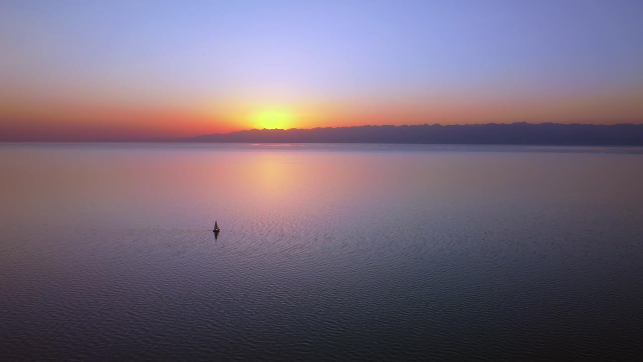 해질녘 거대한 호수의 공중 드론 영상, 멋진 색상과 배경의 인상적인 산
