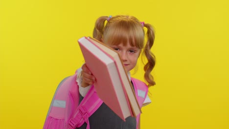 Niña-De-Escuela-Primaria-Bastante-Positiva-Con-Colas-De-Caballo-Usando-Uniforme-Sonriendo-Sobre-Fondo-Amarillo