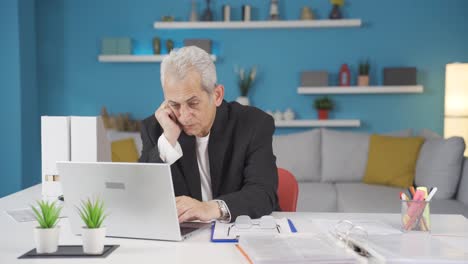trabajador de oficina en casa que se queda dormido.