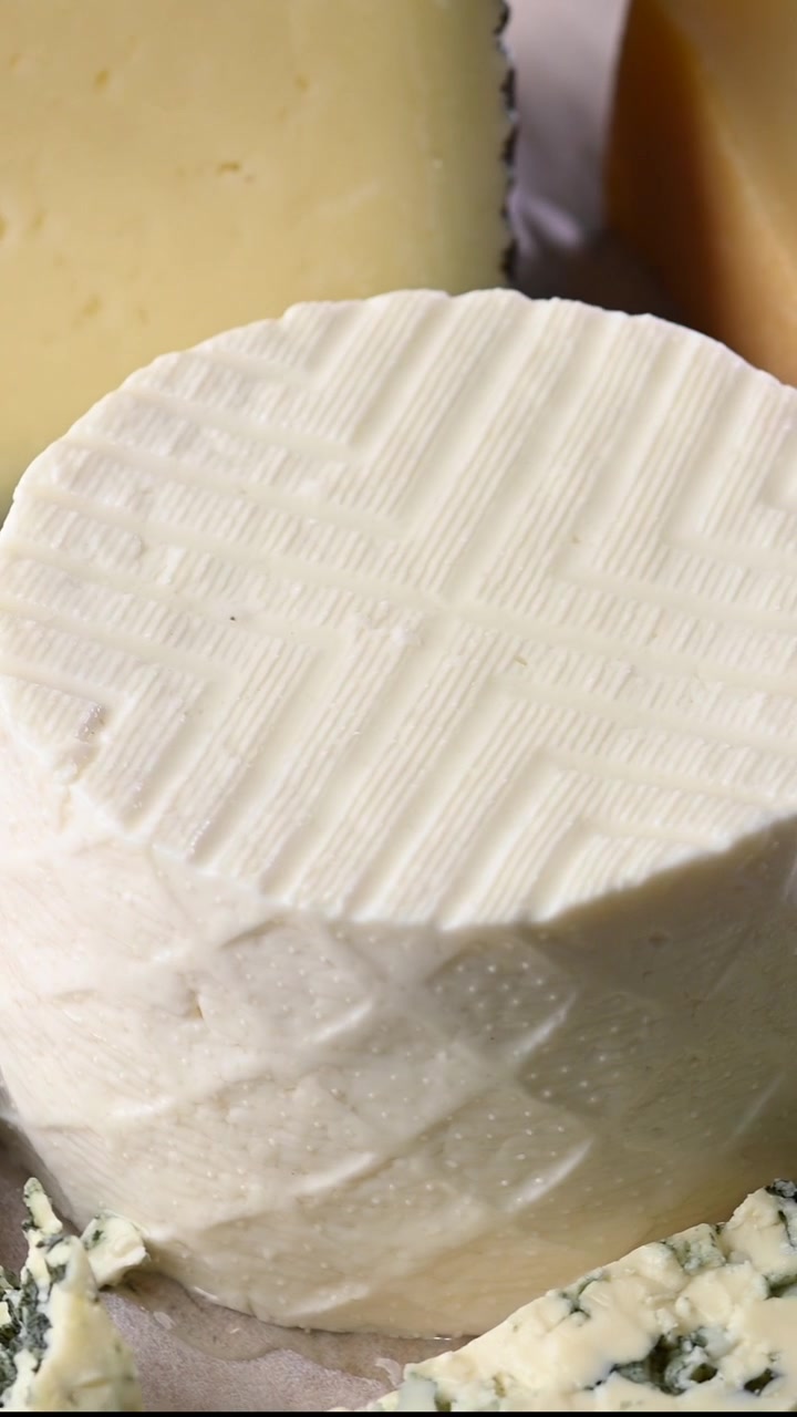 Assortimento di spicchi di formaggio, fichi freschi e noci che ruotano