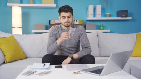 Joven-Triste,-Nervioso,-Calculando-Sus-Gastos-Financieros,-Sufriendo-Facturas-Elevadas.