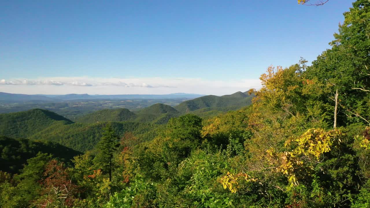 hermosa antena sobre las montañas blue ridge appalachia, tennessee, virginia, carolina del norte o georgia