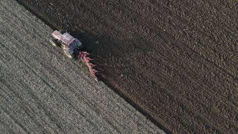 Vista-De-Pájaro-Del-Tractor-Arando-Campos-Secos-Listos-Para-Plantar,-Vista-Aérea-Superior